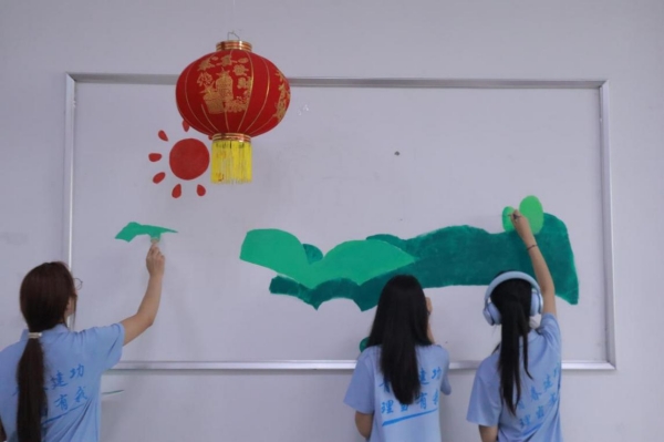 成員們精心繪制社區文化墻。陳依婷攝