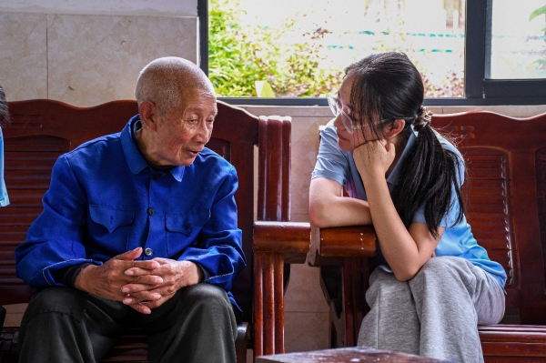 志愿者與老人深入交流。重慶理工大學供圖