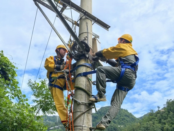 供電公司員工在絕緣護套。國網重慶城口供電公司供圖