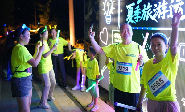 夜跑燈牌前，選手打卡留影。巫山縣融媒體中心供圖