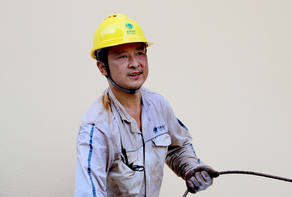 電力工人施放電纜。國網重慶永川供電公司供圖