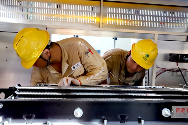 電力工人調試配電房設備。國網重慶永川供電公司供圖