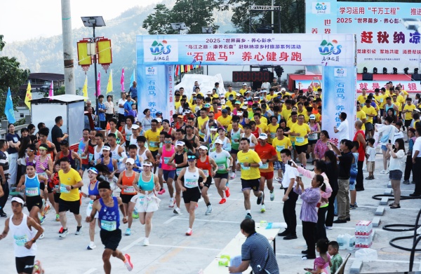 “村馬”開跑。廖唯攝