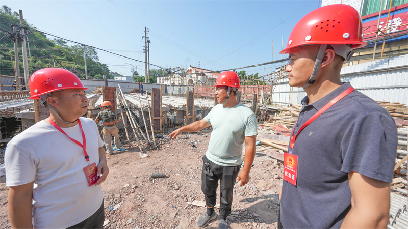 澄溪鎮人大代表監督打漁溪河大橋施工。墊江縣融媒體中心供圖 第1眼TV-華龍網發