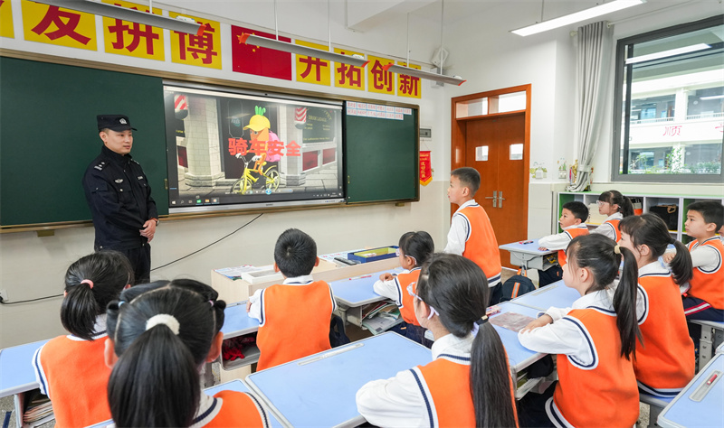 桂陽街道民警為西湖小學的學生講解交通安全。墊江縣融媒體中心供圖 第1眼TV-華龍網發