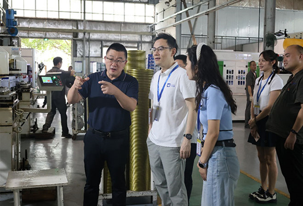 “重慶制造企業案例行”團隊走進三峽油漆。重慶理工大學供圖