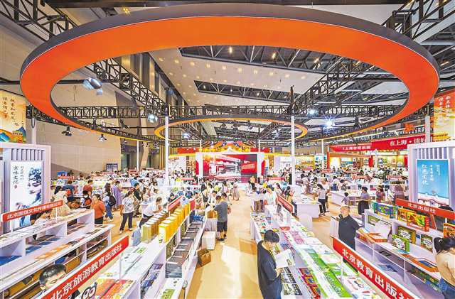 七月二十八日，重慶國際博覽中心，第三十三屆全國圖書交易博覽會現場，市民正在挑選心儀的書籍。記者 李雨恒 攝\視覺重慶