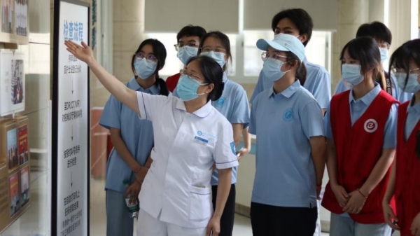 護士長為志愿者講解醫院數理醫學運用。重慶理工大學供圖