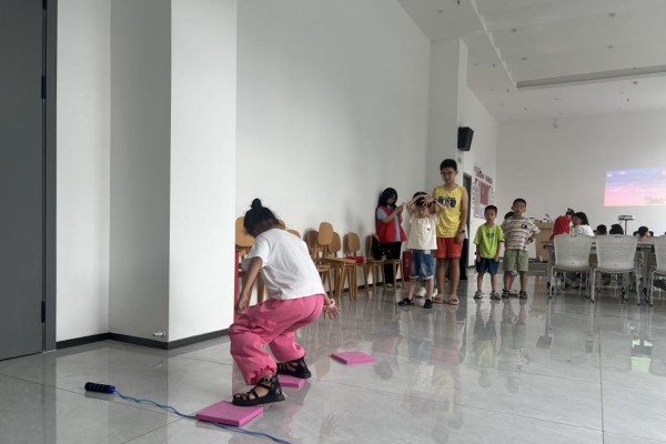 小朋友完成“小板搭橋”游戲。重慶理工大學供圖