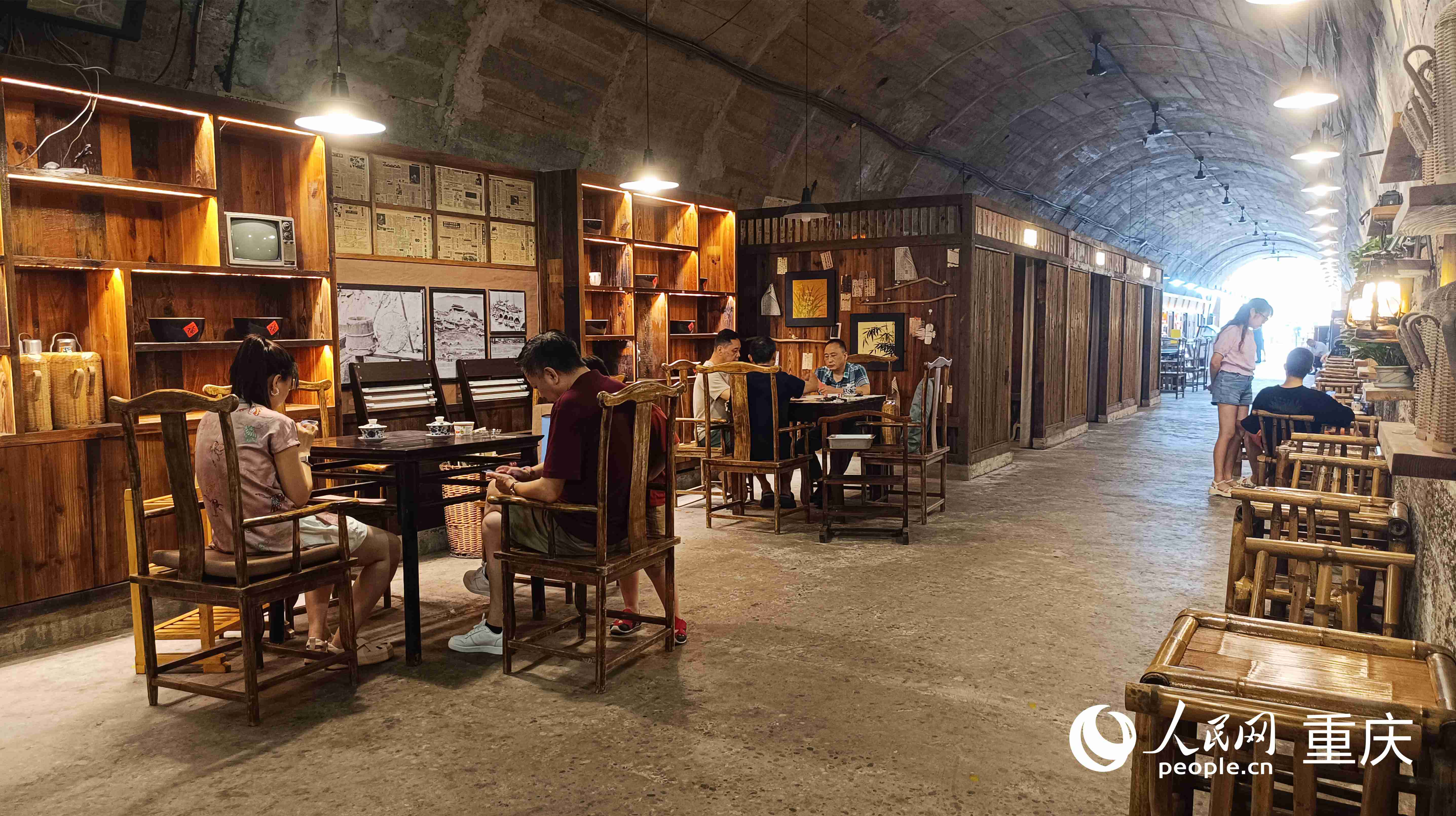 渝北區一防空洞改造的茶館，市民正在喝茶休息。 實習生 王雁霖攝