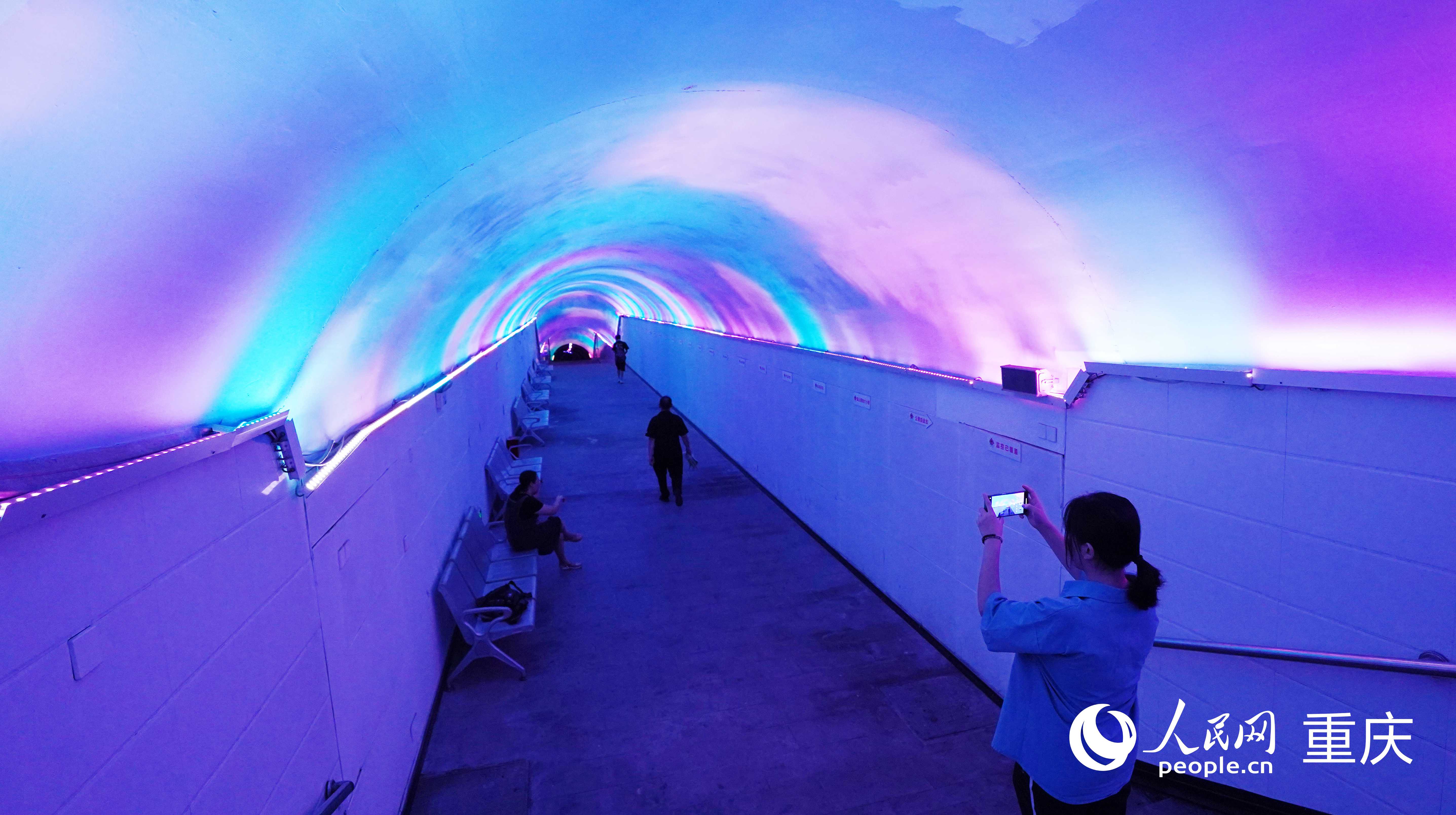 重慶南岸區重柴廠人防工程納涼點，過路的游客正在打卡拍照。 人民網記者 劉祎攝