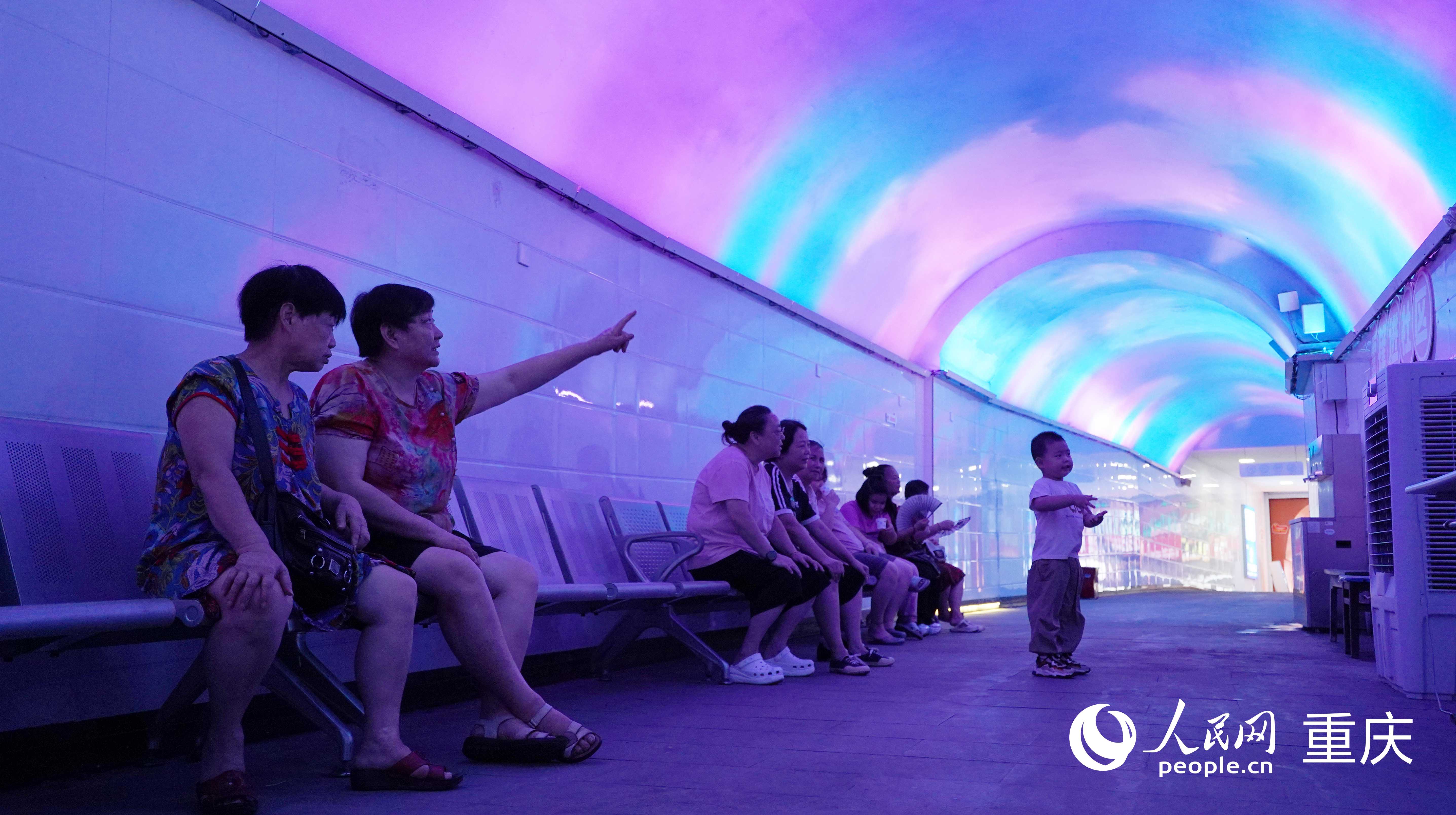 重慶南岸區重柴廠人防工程納涼點被燈飾裝點一新，吸引市民納涼休閑。人民網記者 劉祎攝