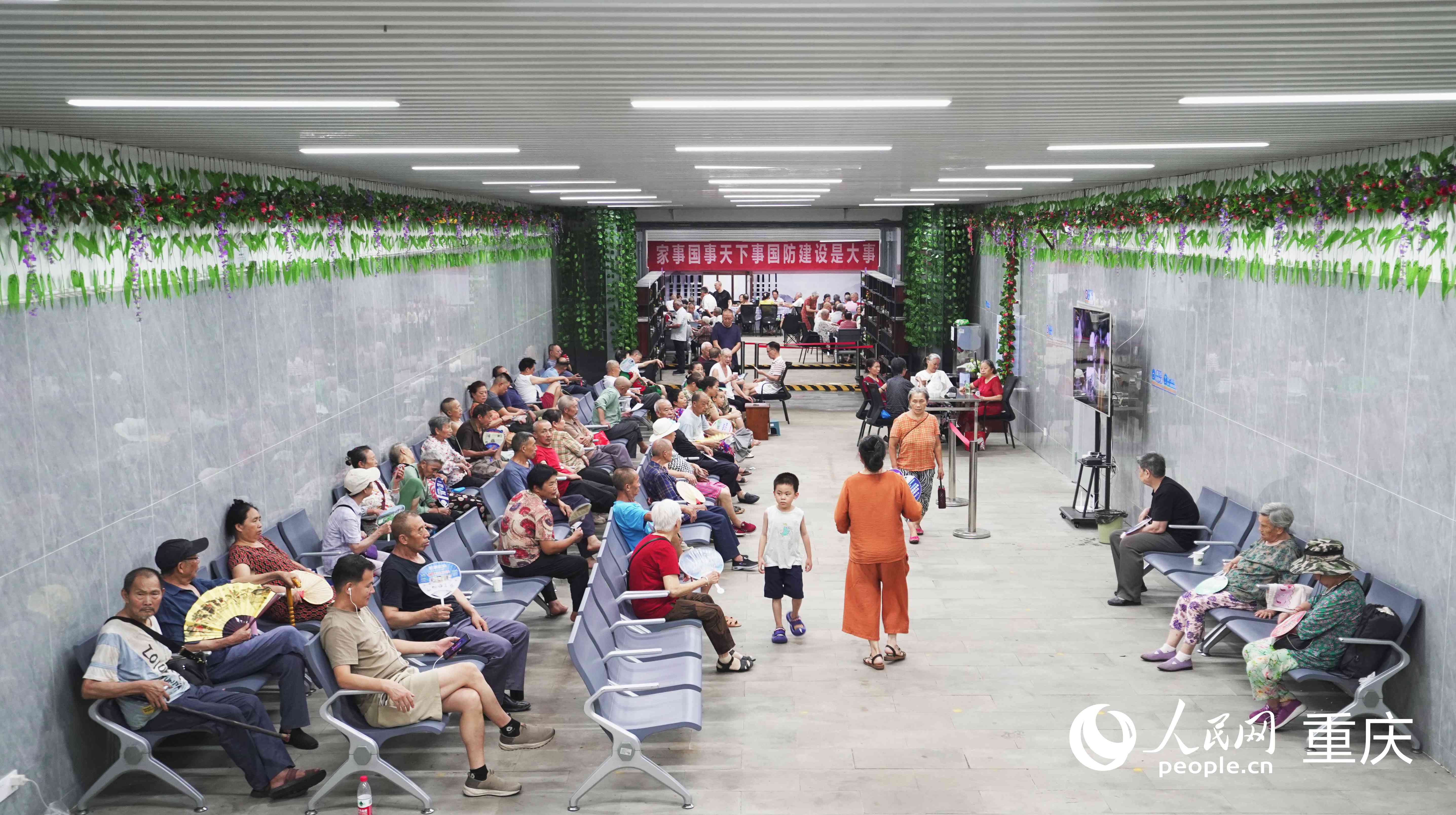 重慶渝北區大龍山納涼點聚集不少前來消暑納涼的市民。 人民網記者 劉祎攝