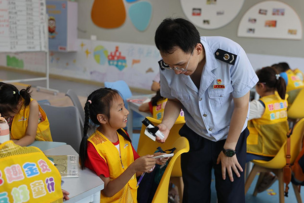 重慶市稅務局保稅區稅務分局工作人員走進兩江新區金安渝好空間假期公益托管營開展普法活動，引導孩子們學習稅法知識。陳姝羽攝