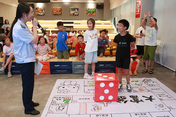 永川區稅務人員走進假期公益托管營，通過“稅收大富翁”情景闖關游戲，加深孩子們對稅收知識的理解。馬艷波攝