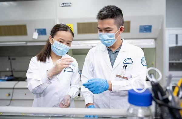 段維霞（左）和李濤（右）進行汞離子檢測實驗。重慶市六院供圖