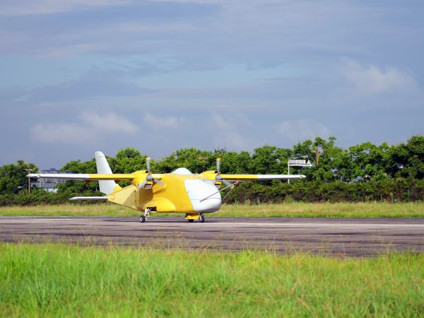 重慶梁平機場跑道，YH-1000無人運輸機正在起飛。鄭君興攝