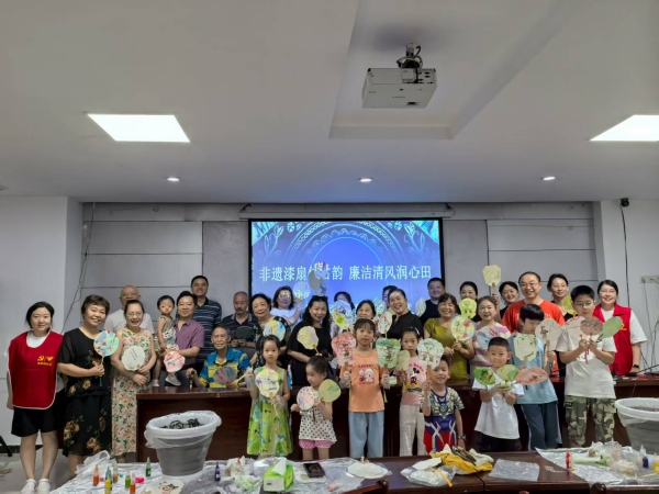 參與群眾合影留念。龍山街道供圖