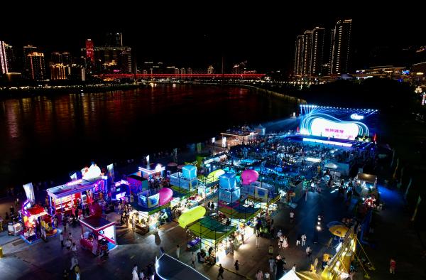 夜幕下，海棠煙雨公園活動現場。崔景印攝