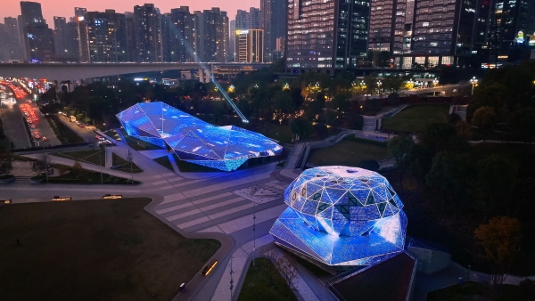 鉆石廣場打卡“鉆刻鎏光”。江北區文旅委供圖