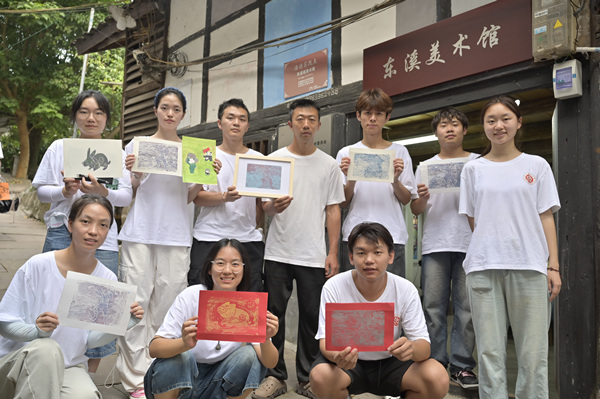 隊員們展示版畫作品。重慶師范大學供圖