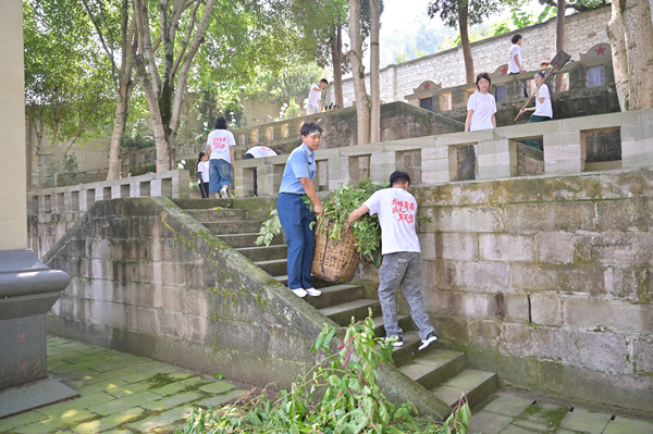 隊員們清掃烈士陵園。重慶師范大學供圖