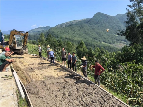 公路硬化。羊市鎮供圖