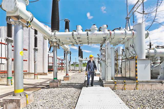 七月三十日上午，合川區雙槐新型儲能電站，工作人員正在進行巡檢，保障設備夜晚正常放電。記者 尹詩語 攝\視覺重慶