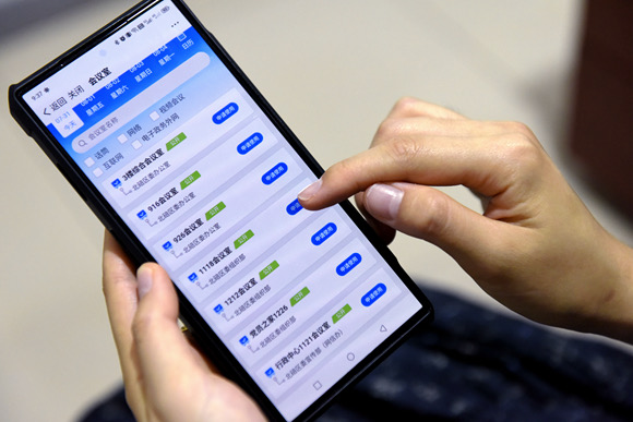 2025年7月31日，區委政法委工作人員通過“會議智管”應用預定會議室。北碚區委宣傳部供圖 第1眼TV-華龍網發