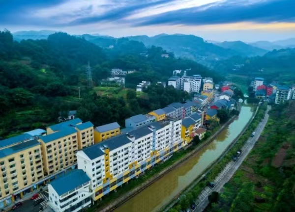 圣燈山鎮跳石社區風景。楊雙攝