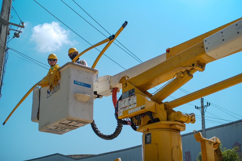 國網重慶市南供電公司員工在巴南區姜家鎮10千伏姜鎮線開展帶電作業。龔超攝