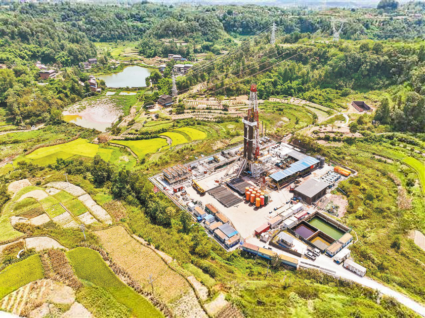 正在進行鉆井作業的興頁1試采站。