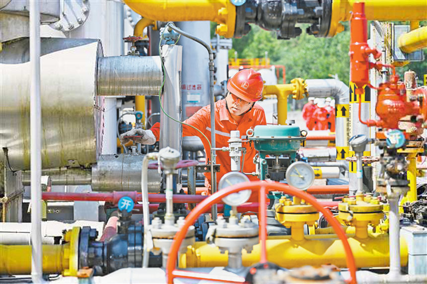 8月4日，豐都縣仁沙鎮，復興油田泰頁1#試采站內，工作人員在進行巡檢。