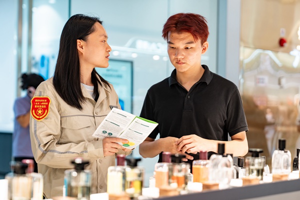 電力人員向市民和商戶宣傳節能減排理念。國網重慶永川供電公司供圖