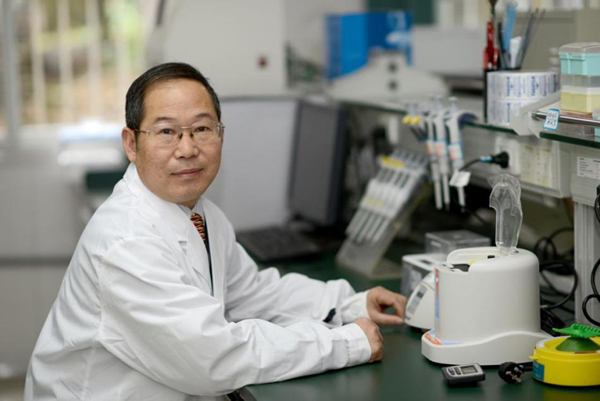正在實驗室工作的丁偉。受訪者供圖