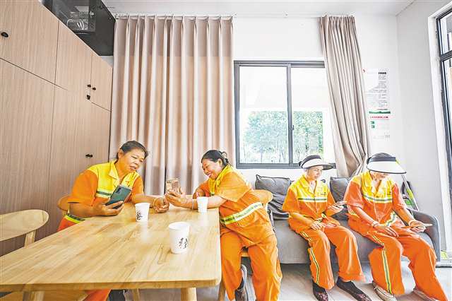 八月五日，北碚區蔡家街道中央公園勞動者港灣，環衛工人工作間隙乘涼休息。首席記者 龍帆 攝\視覺重慶