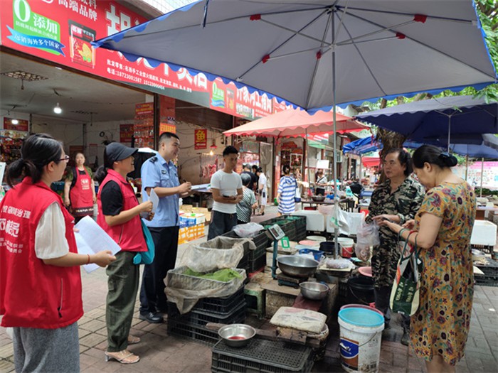 社區民警、網格員聯合處置占道經營商戶矛盾糾紛。通訊員 王軒 攝