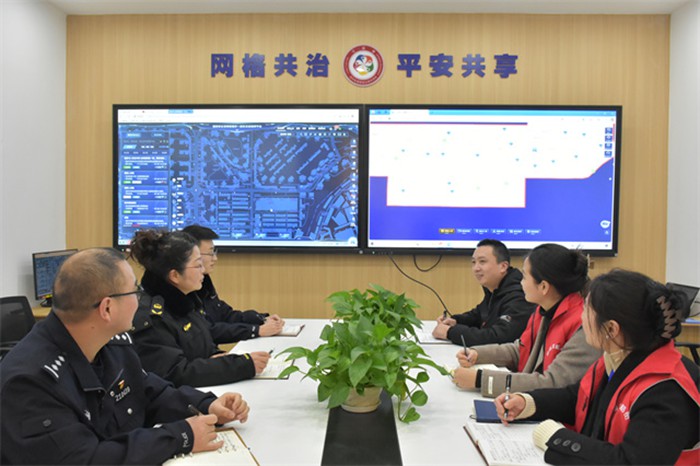 昌州街道社區民警、網格員在警網融合智能一體化平臺會商討論相關工作。通訊員 王軒 攝