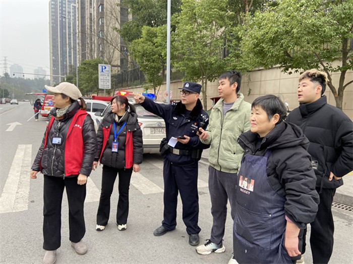 社區民警、網格員與居民現場查看處置機動車占道停放堵塞消防通道問題。通訊員 王軒 攝