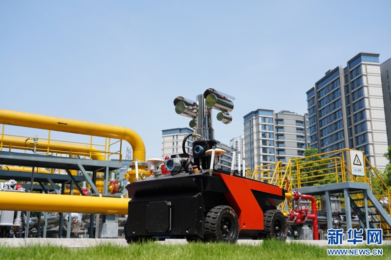 頭塘儲配站也是重慶燃氣首個5G智能化站場，建有SCADA（監督控制和數據采集）系統、智能安防系統、機器人巡檢系統。巡檢機器人有著“火眼金睛”，它搭載了一套甲烷氣體激光檢測儀和高清攝像頭，會按照規定路線自動巡檢站場工藝設備，發現問題自動上報。新華網 彭浩然 攝