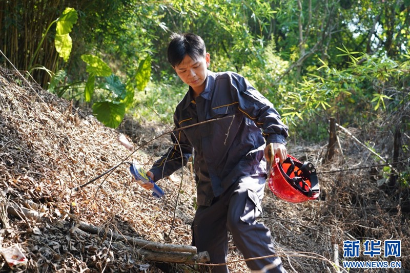 重慶復雜的地形地貌還是會給巡檢工作帶來不少阻礙。遇到車開不了的山路，巡檢員只得爬坡上坎，用腳步丈量安全。一天下來，步數時常超過一萬五千步。新華網 彭浩然 攝