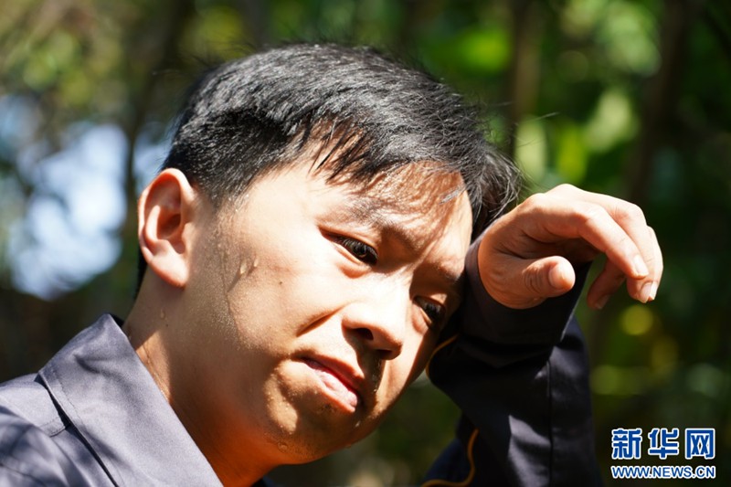 8月4日，重慶市氣象臺發布高溫紅色預警信號。驕陽似火，巡檢過程中，他們身上的工裝干了又濕、濕了又干。也正是這份堅守，讓城市能源供應的“地下生命線”得到保障。新華網 彭浩然 攝