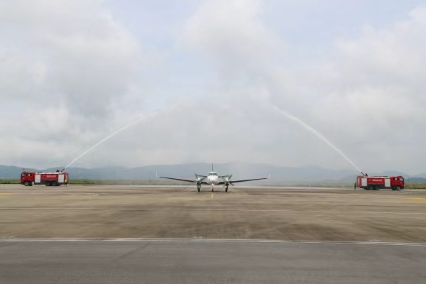 飛機過水門。代君君攝