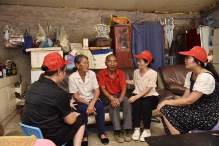 歐光先（右二）和團隊成員慰問幫助困難群眾。鄧浩 攝