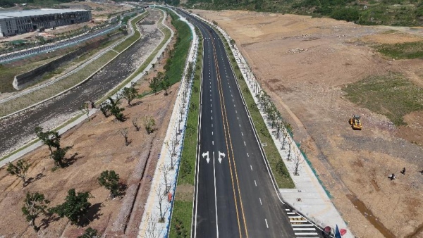 城西新興產業集聚區重要路網及配套設施項目。申淑萍攝