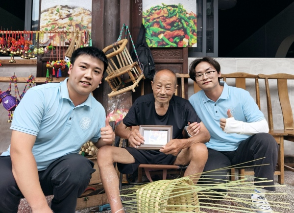 實踐團為老人送上裝裱好的照片。重慶電力高等?？茖W校供圖