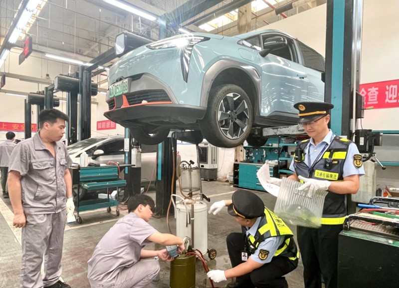 執法人員在汽博中心智己汽車維修車間開展例行檢查。何湘攝