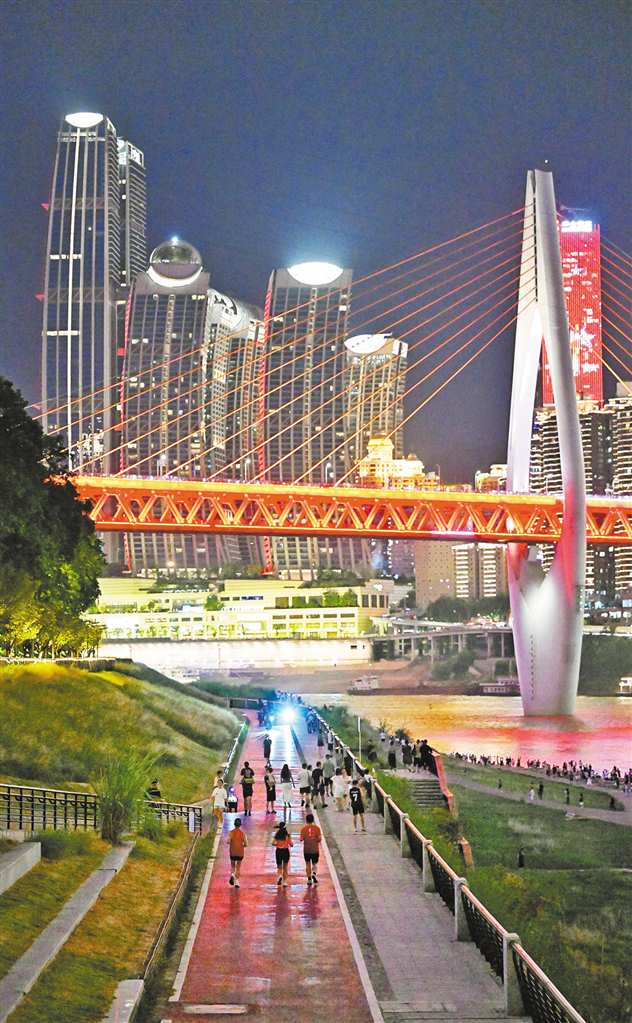 8月7日，江北區北濱路濱江騎行道，市民一邊健身鍛煉，一邊欣賞夜景。首席記者 龍帆 攝/視覺重慶