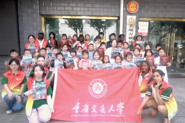 實踐團與社區兒童交流合影。劉入溢攝