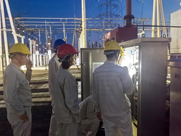 電力員工晝夜巡檢線路、設備。國網重慶永川供電公司